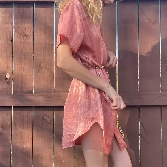 Cute versatile oversized pink button up dress / shirt or coverup - Picture 4 of 7